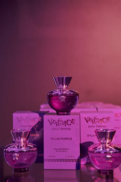 Versace lanza Dylan Purple, la fragancia con la que 